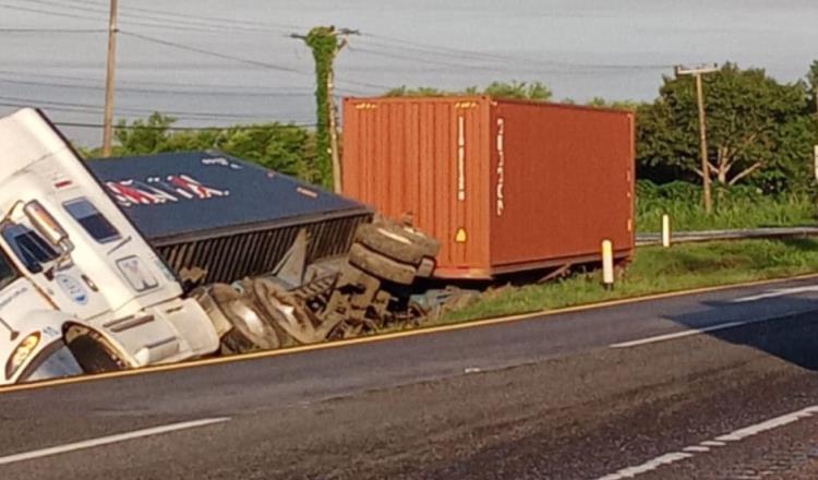 Vuelca tráiler sobre la Villahermosa – Cárdenas