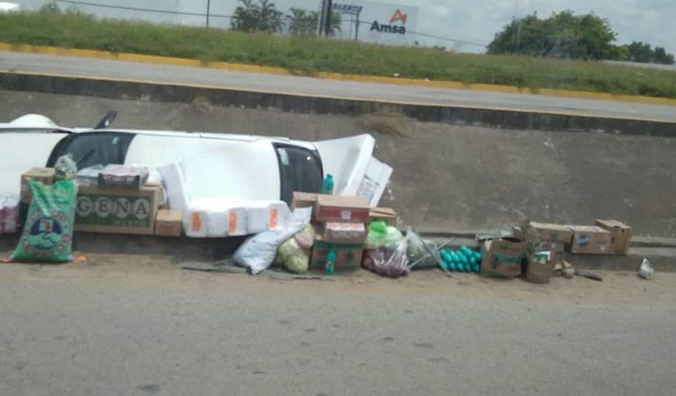 Vuelca coche en cuneta de la Villahermosa-Cárdenas