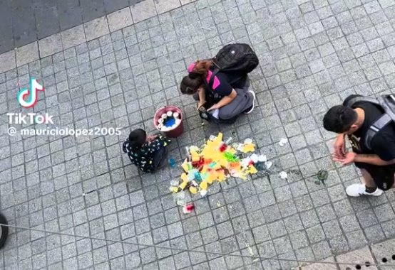 Niño que vendía gelatinas en CDMX tropieza y tira toda su mercancía