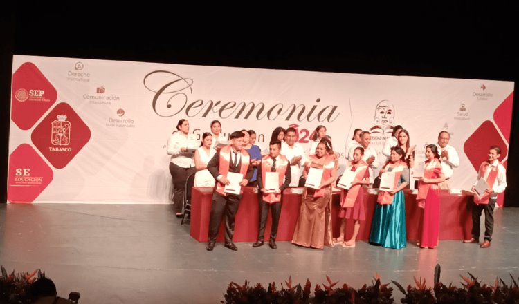 Celebra UIET graduación de 216 alumnos de 7 licenciaturas