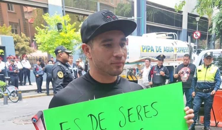 Protesta en SSC de CDMX policía que participó en video de Luna Bella