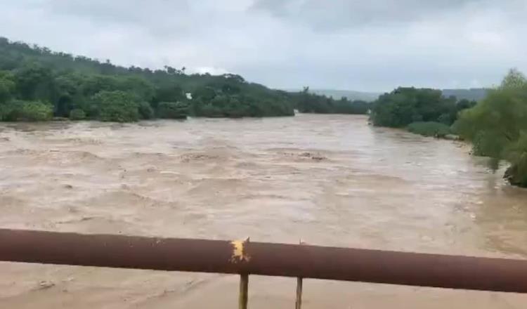 Se desborda río en Veracruz y evacúan a familias en riesgo