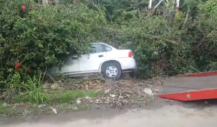 Persona de la tercera edad pierde el control del auto y se estampa con una cerca