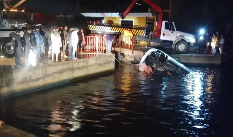 Mueren 7 jóvenes en Coatzacoalcos al caer camioneta a río tras festejo de graduación