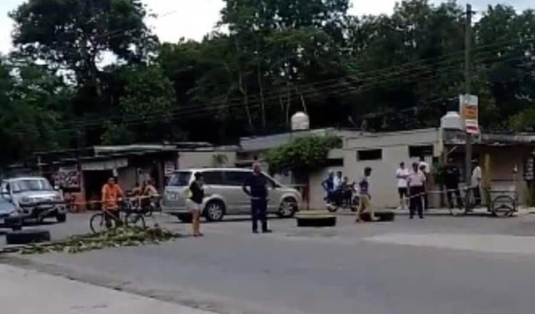 Bloquean la Cárdenas – Huimanguillo por falta de servicio eléctrico