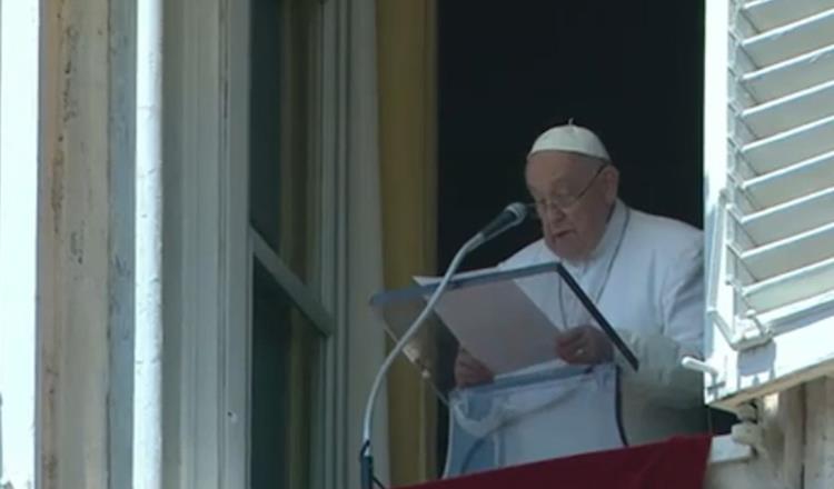 Que celebración a la Virgen del Carmen se dedique para la paz en pueblos en guerra: Francisco