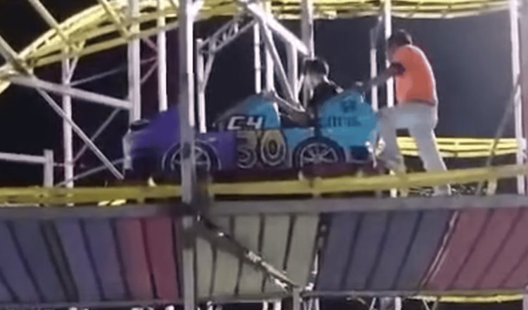 Falla en montaña rusa en feria de Escobedo deja a personas atrapadas en las alturas