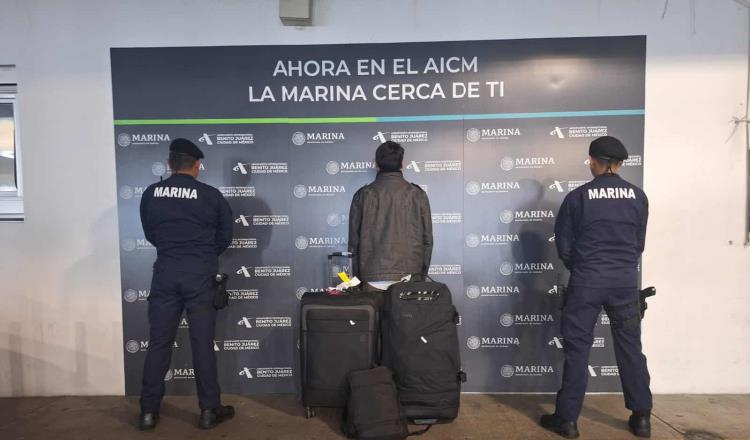 Detienen a 2 pasajeros del AICM que transportaban droga en su maleta