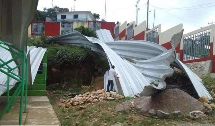 Fuertes lluvias causan anegaciones en CDMX y Edomex y caída de domo en Chiapas