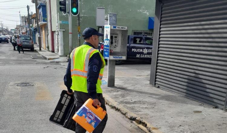 Retira PEC objetos de la vía pública usados para apartar lugares