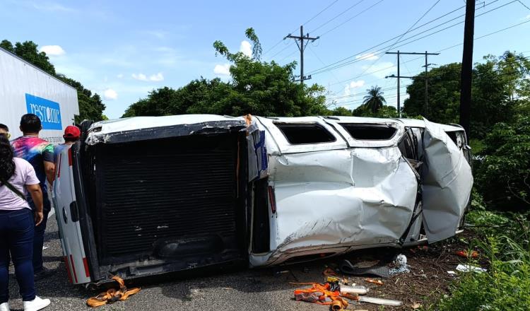 Vuelca camioneta con 4 pasajeros en la Villahermosa-Frontera