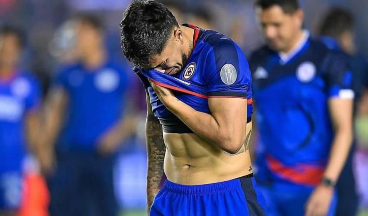 Carlos Salcedo es notificado en oficinas de Cruz Azul que debe comparecer ante Fiscalía por asesinato de su hermana