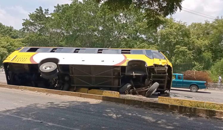 "Virgen me salvó", camión de pasajeros vuelca en la Macuspana-Villahermosa