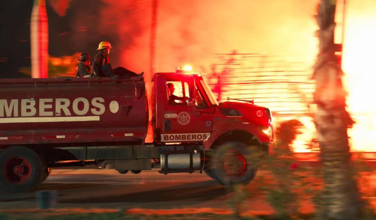 Se incendian 3 restaurantes en Playa Papagayo en Acapulco