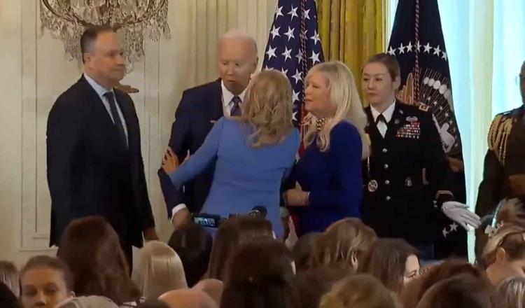 Biden sufre otro lapsus y aparentemente confunde a su esposa con otra mujer