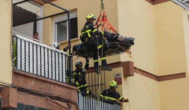 Con ayuda de una grúa, bomberos de España trasladan a hombre de 300 kilos al hospital