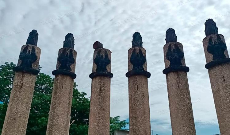 Se desprende "antorcha" de columna del parque "Niños Héroes de Villahermosa