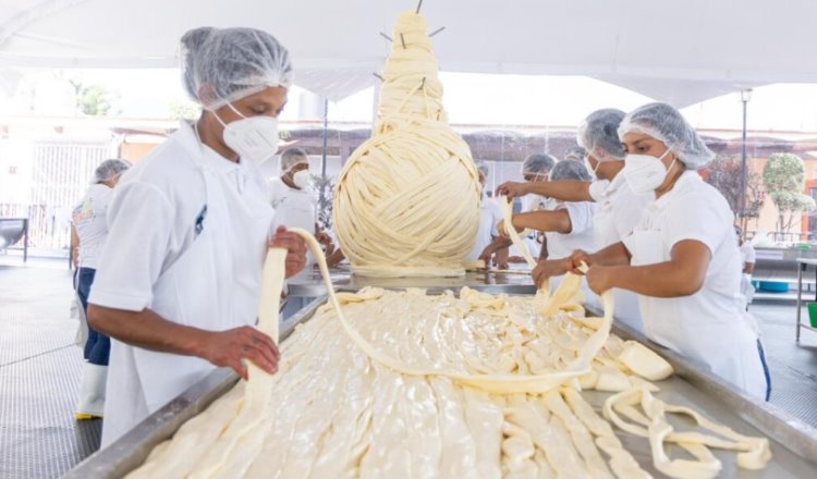 Entra Oaxaca a los Récord Guinness con la pieza de quesillo más grande del mundo