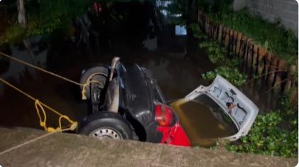 Mueren 3 mujeres en auto que cayó a canal de aguas negras en Xochimilco