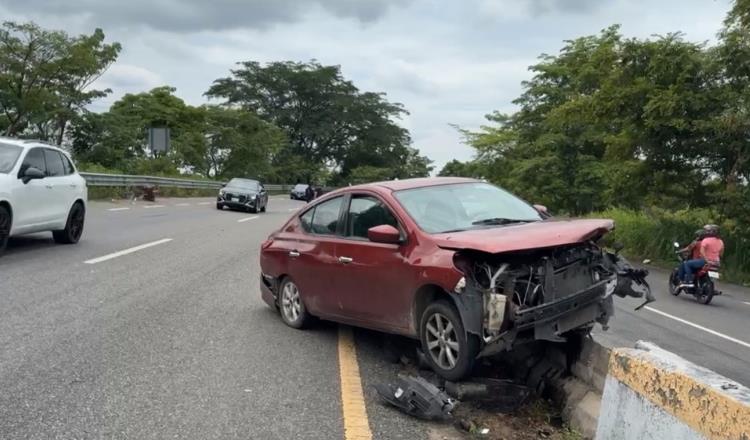 Abandonan auto accidentado contra muro de contención en la Villahermosa-Teapa