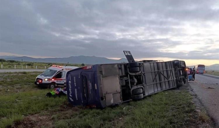 Mueren 8 personas en volcadura de autobús en Galeana, Nuevo León