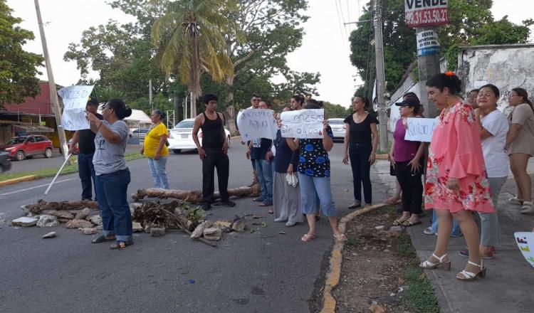 Vecinos del Fraccionamiento Palmitas bloquean Méndez por falta de agua