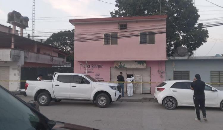 Ejecutan a mujer en su estética en Comalcalco; bebé llora junto al cuerpo de su madre