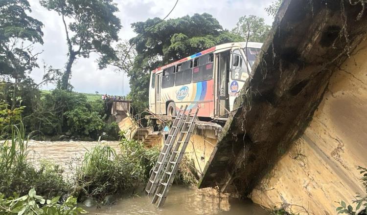 Se desploma puente en Omealca, Veracruz y cae autobús; hay un muerto