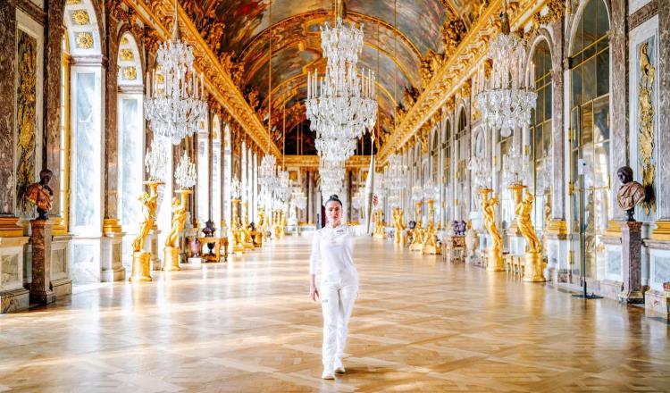 Salma Hayek, transporta la antorcha olímpica al Palacio de Versalles