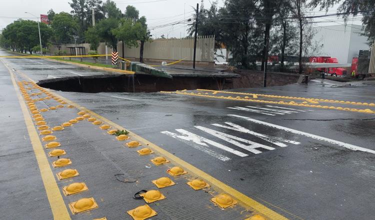 Lluvias provocan gran socavón en avenida principal de Jalisco