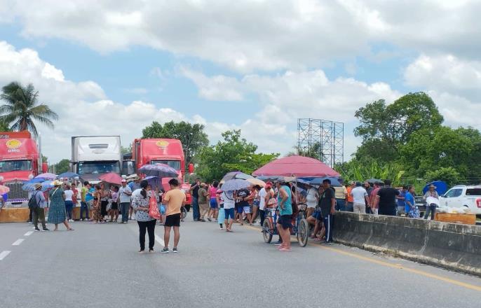 Paralizan con bloqueo la Villahermosa - Frontera por fallas en el suministro eléctrico