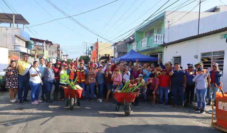 Vecinos de la colonia Gil y Sáenz se adelantan ante pronóstico de lluvias con desazolve y limpieza de calles