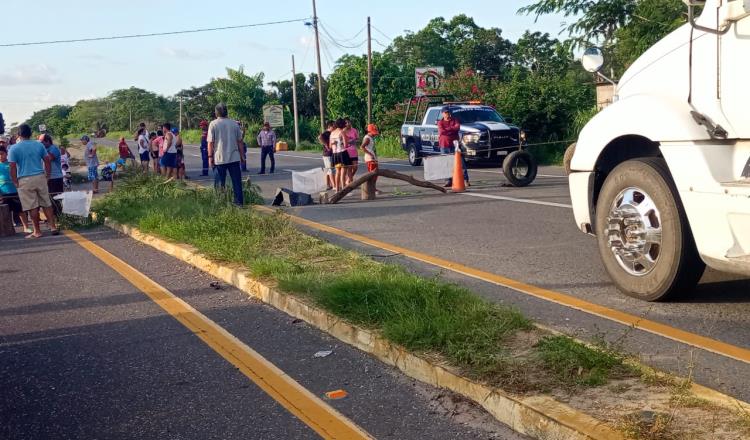 ¡Y volvieron a cerrar! Habitantes de "El Porvenir" bloquearon la Villahermosa-Frontera ante falta de luz