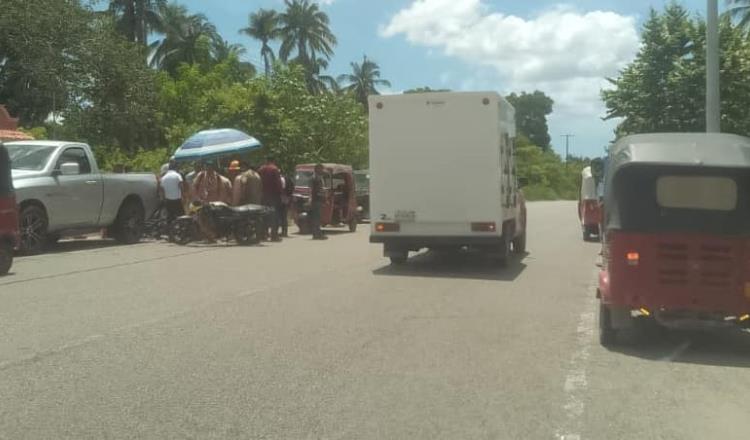 Motociclistas chocan con camioneta en Paraíso y quedan gravemente heridos