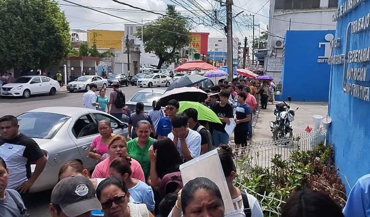 Abarrotan padres módulo de atención para buscar espacios en educación media