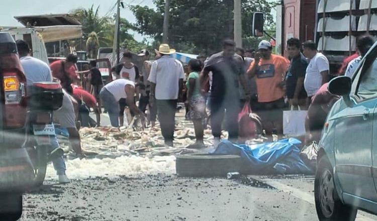 Rapiñan camión volcado con pescado en la Cárdenas – Coatzacoalcos