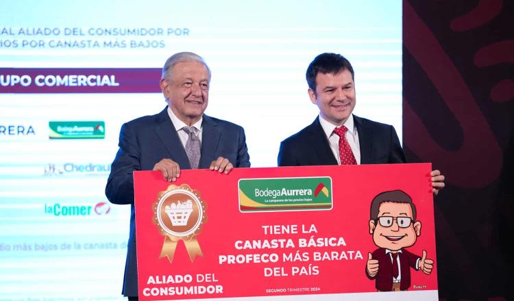 AMLO entrega reconocimientos a comercios y gasolineras por mantener precios bajos