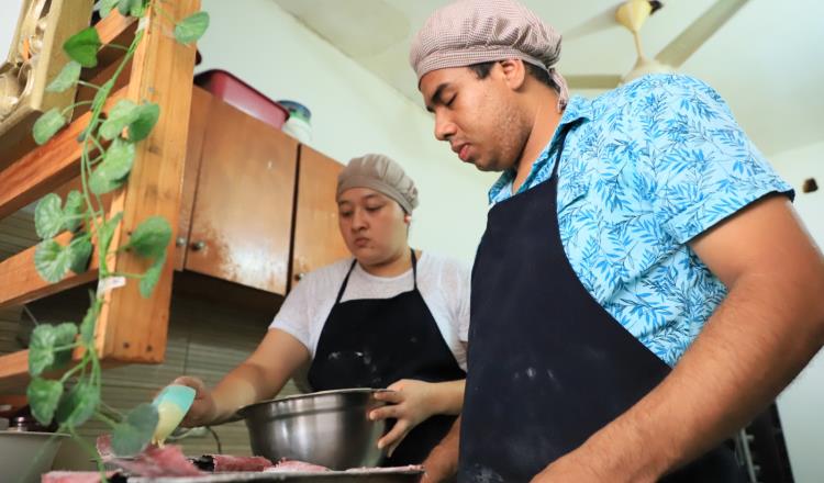 Jóvenes sordos vencen sus límites y se convierten en panaderos profesionales