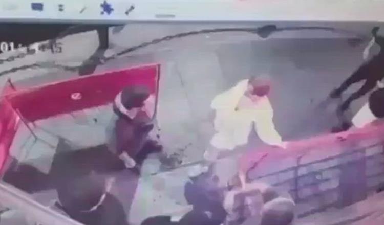 Mujer en Rusia noquea de dos golpes a sujeto que presuntamente la acosaba