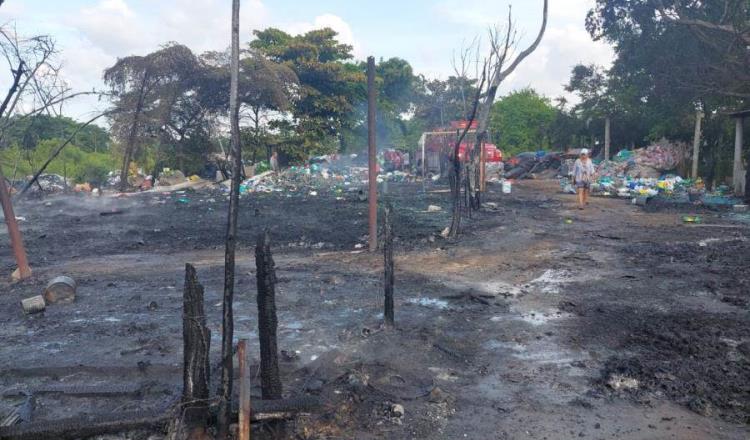 Se incendia predio y 5 toneladas de material de plástico en ranchería de Centro