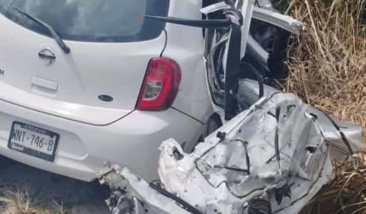 Daños materiales deja aparatoso accidente en vía corta Cunduacán y vehículo quemado en vía Frontera