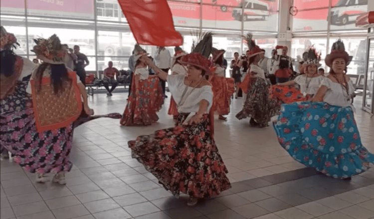 Danzantes del Pochó llenan terminal de ADO con colorida mezcla de flores, máscaras y hojas secas