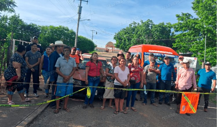 Bloquean Ejido La Isla y ranchería Hueso de Puerco por incumplimiento de pagos de Pemex