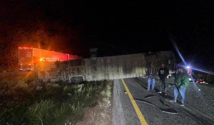 Vuelca autobús de pasajeros en Zacatecas dejando 2 muertos y decenas de heridos