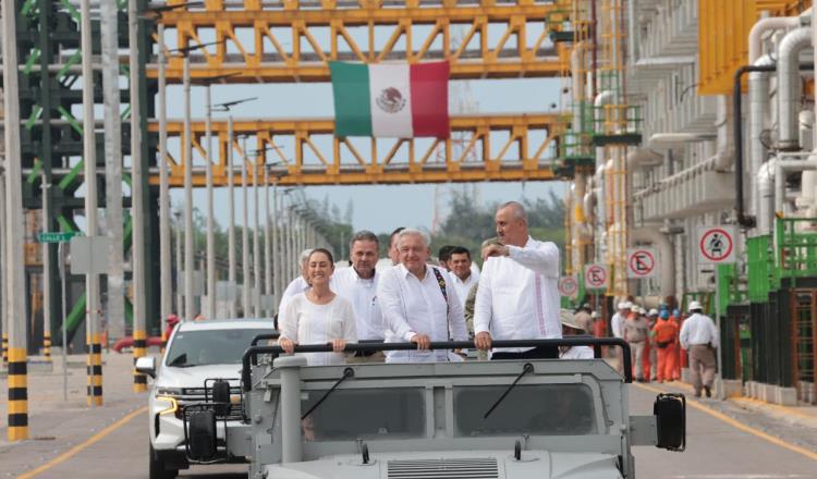 Refinería "Olmeca" inicia producción de combustibles