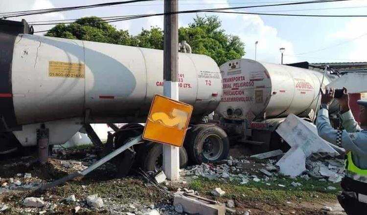 Pipa con material peligroso se estrella en Atasta, Campeche