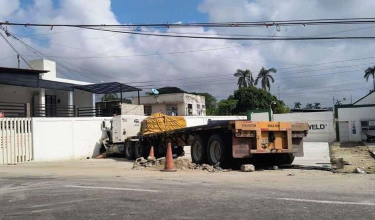 Tráiler pierde frenos y deja cuantiosos daños materiales en la Villahermosa –Cárdenas