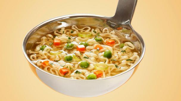 Sujeto asegura que tuvo que ser operado tras comer sopa instantánea