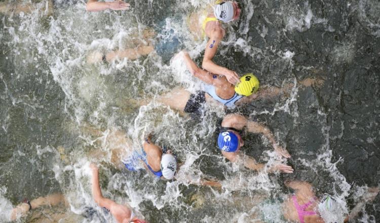 Atleta de Bélgica es hospitalizada por nadar en el río Sena