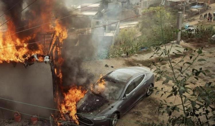 Quiso cargar su Tesla con un "diablito" y terminó en llamas en Tijuana